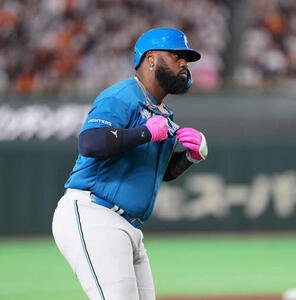 巨人対日本ハム　1回表日本ハム1死一塁、2点本塁打を放つレイエス(撮影･井上学