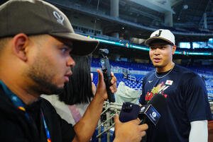 外国メディアの取材を受ける佐藤輝(右)(撮影･垰建太)