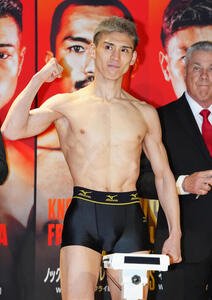 WBO世界フライ級タイトルマッチの公式計量をクリアする同級6位の飯村(撮影･江口和貴)