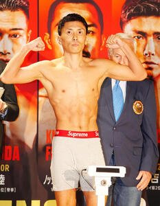 WBC世界ライトフライ級タイトルマッチの公式計量をクリアする同級2位の岩田(撮影･江口和貴)