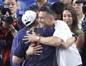 日本対ベネズエラ　試合前、中村(左)とあいさつを交わすヌードバー(撮影･河田真司)