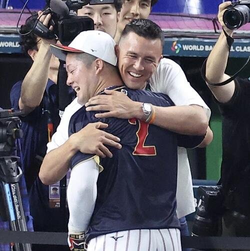 日本対ベネズエラ　試合前、牧(左)とあいさつを交わすヌードバー(撮影･河田真司)