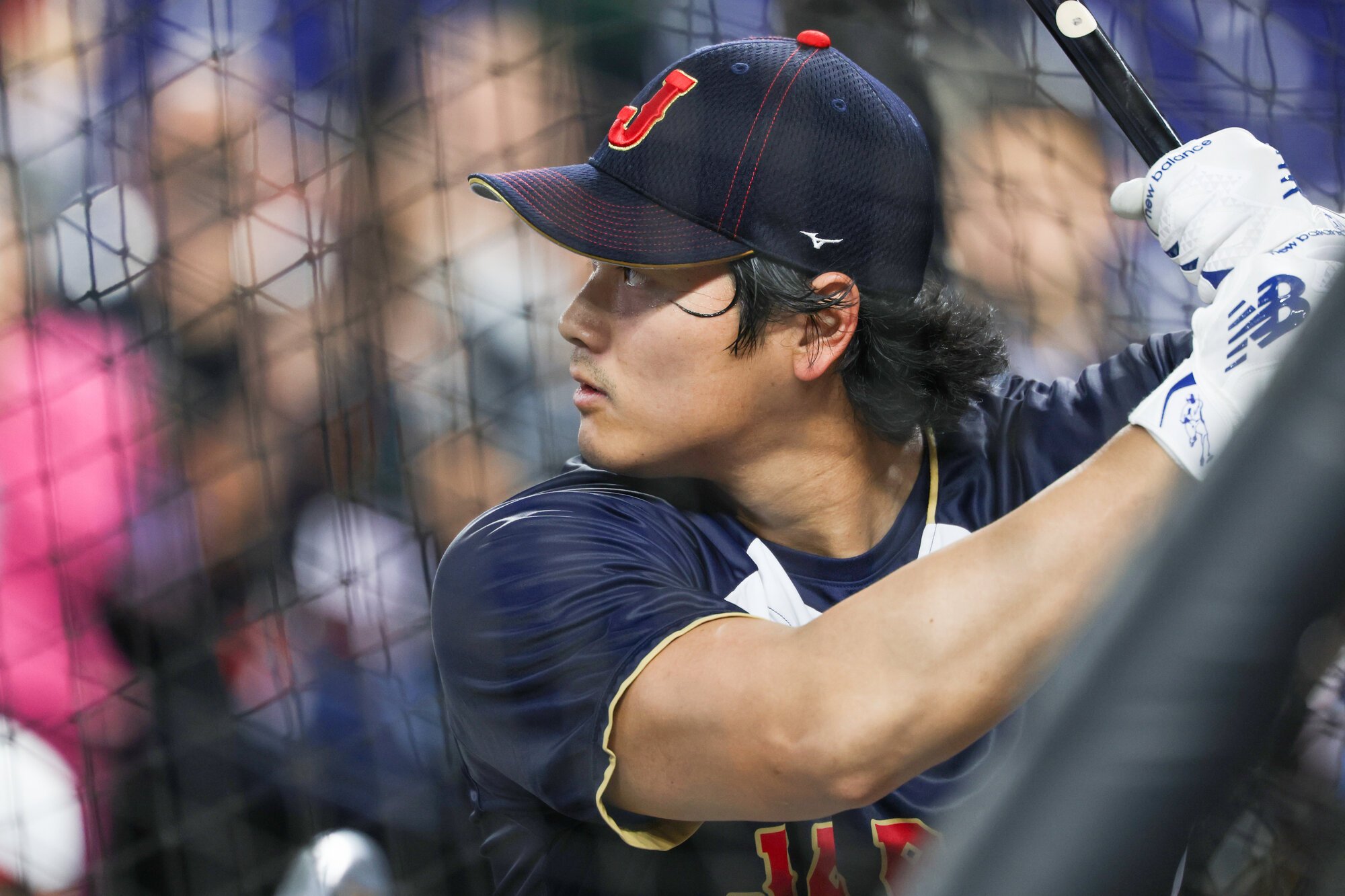 試合前、練習する大谷翔平=金居達朗撮影