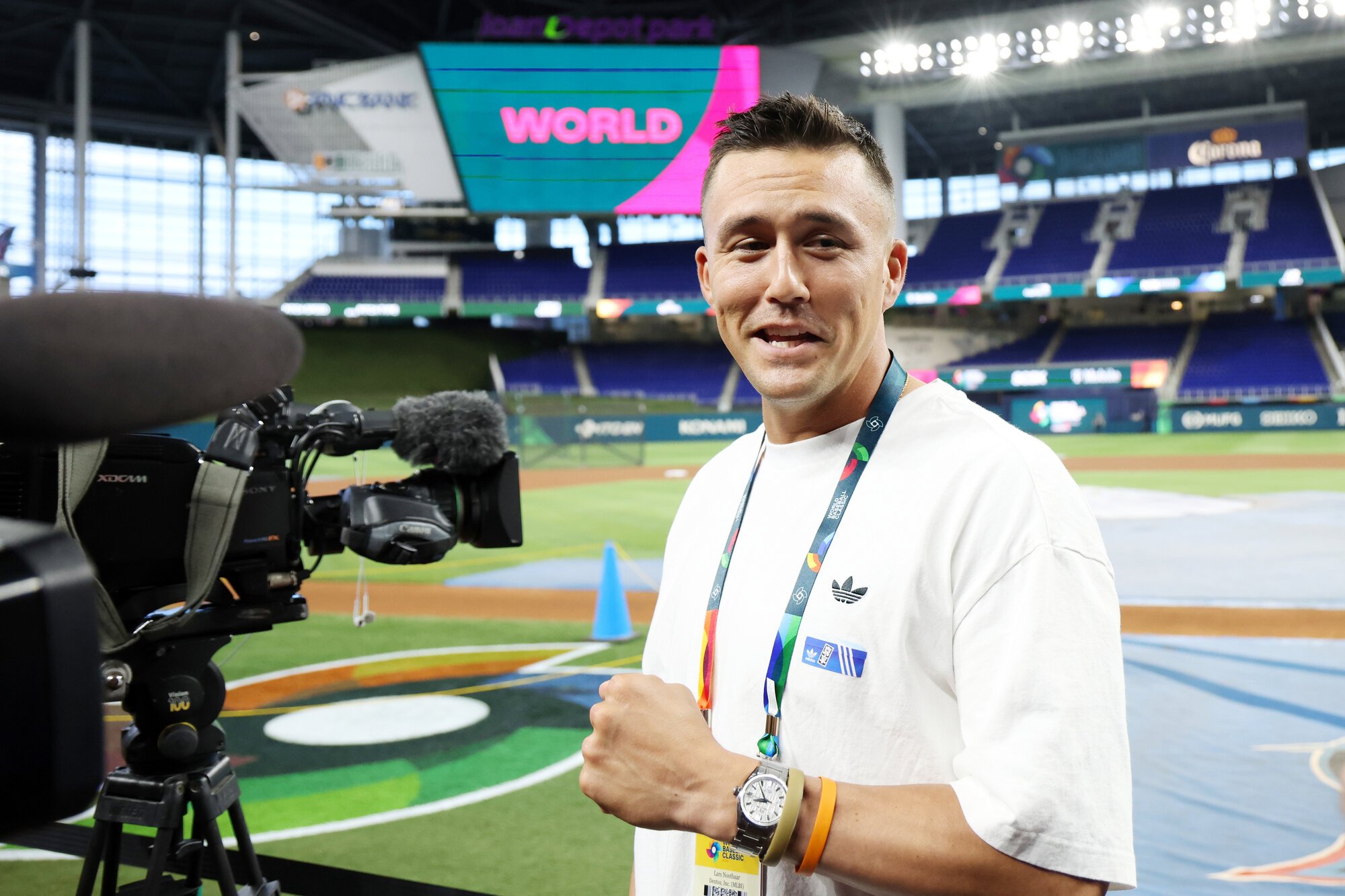 試合前、観戦に訪れたラーズ･ヌートバー=金居達朗撮影