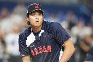 打撃練習中に驚いた表情を見せる大谷翔平(AP)