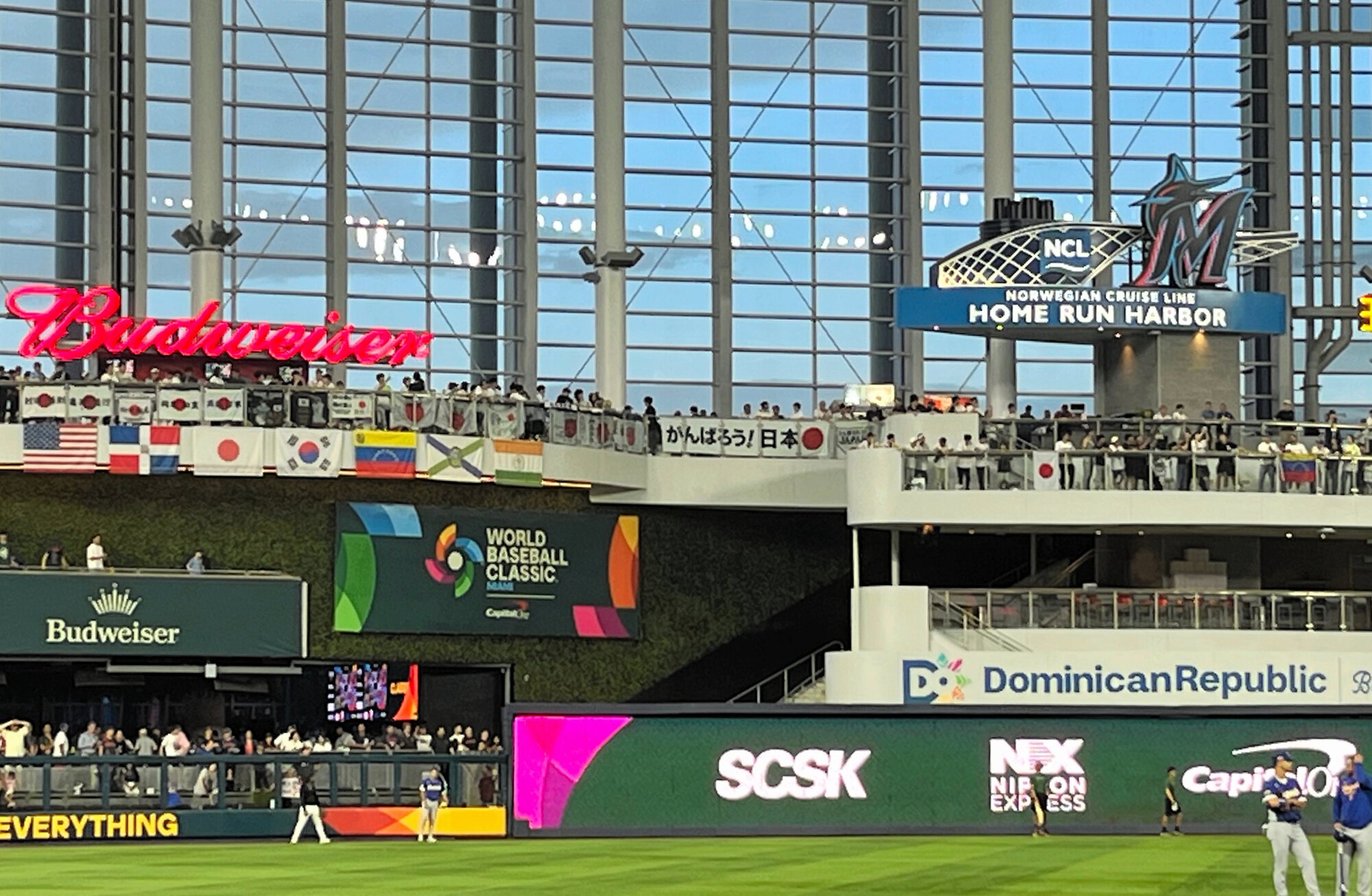 左翼席の日本の応援団