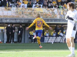 仙台対相模原　前半44分、追加点をあげピッチをかける仙台FW岩渕(中央)(撮影･高橋香奈)