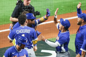 一回表ベネズエラ無死、アクーニャは先制本塁打を放ちチームメートに出迎えられる=金居達朗撮影