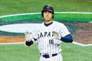一回裏日本無死、大谷翔平は同点の先頭打者本塁打を放ち、ベンチに向かってポーズする=金居達朗撮影