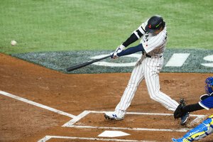 一回裏日本無死、大谷翔平は同点の先頭打者本塁打を放つ=金居達朗撮影