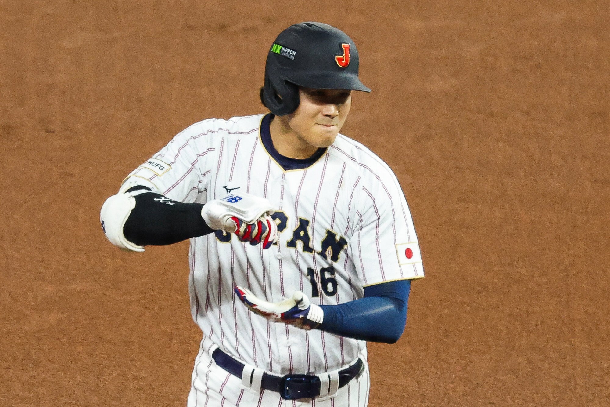 一回裏日本無死、大谷翔平は同点の先頭打者本塁打を放ち、ベンチに向かってポーズする=金居達朗撮影