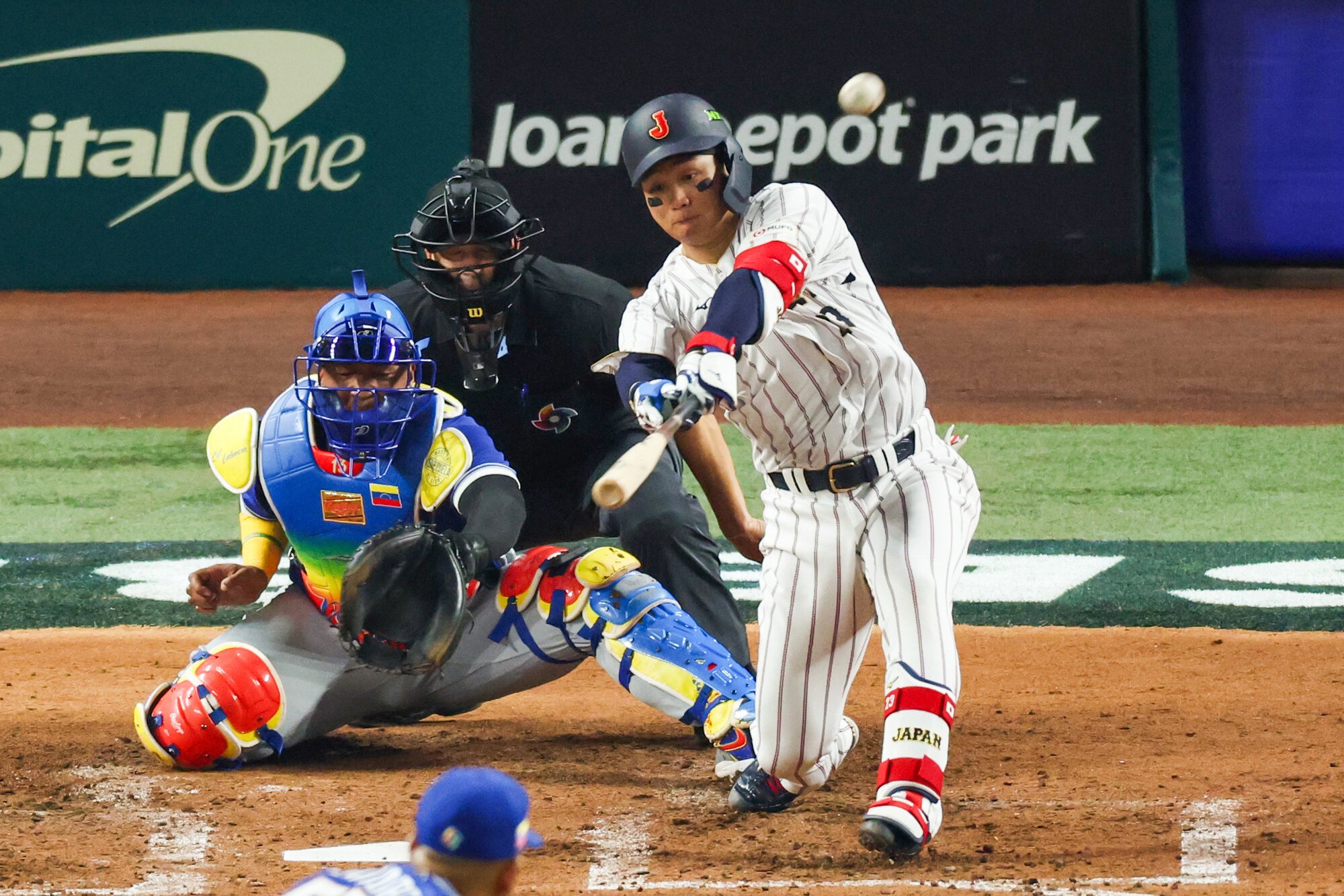 三回裏日本1死二、三塁、森下翔太は逆転の3点本塁打を放つ=金居達朗撮影
