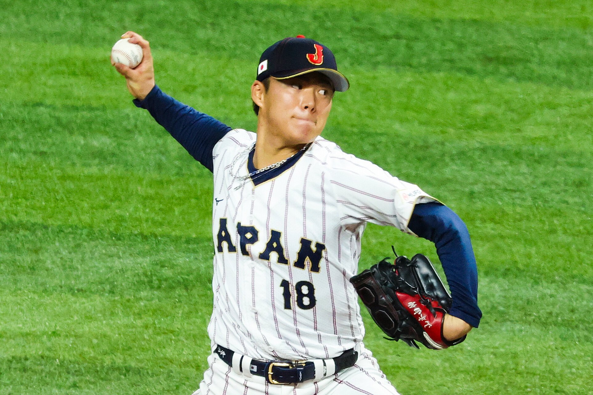 二回表、力投する先発の山本由伸=金居達朗撮影