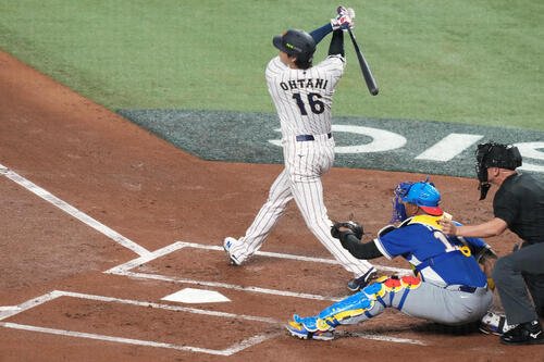 1回、同点ソロを放つ大谷翔平(AP)