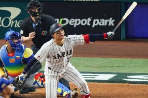 三回裏日本1死二、三塁、森下翔太は逆転の3点本塁打を放つ=金居達朗撮影