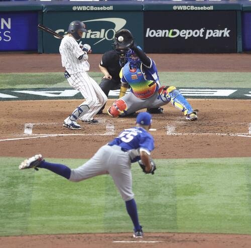日本対ベネズエラ　3回裏日本無死、四球を選ぶ源田。投手R･スアレス(撮影･河田真司)