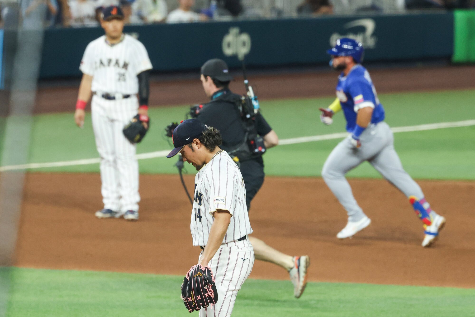 六回表ベネズエラ無死一、三塁、アブレイユに逆転の3点本塁打を打たれた伊藤大海＝金居達朗撮影