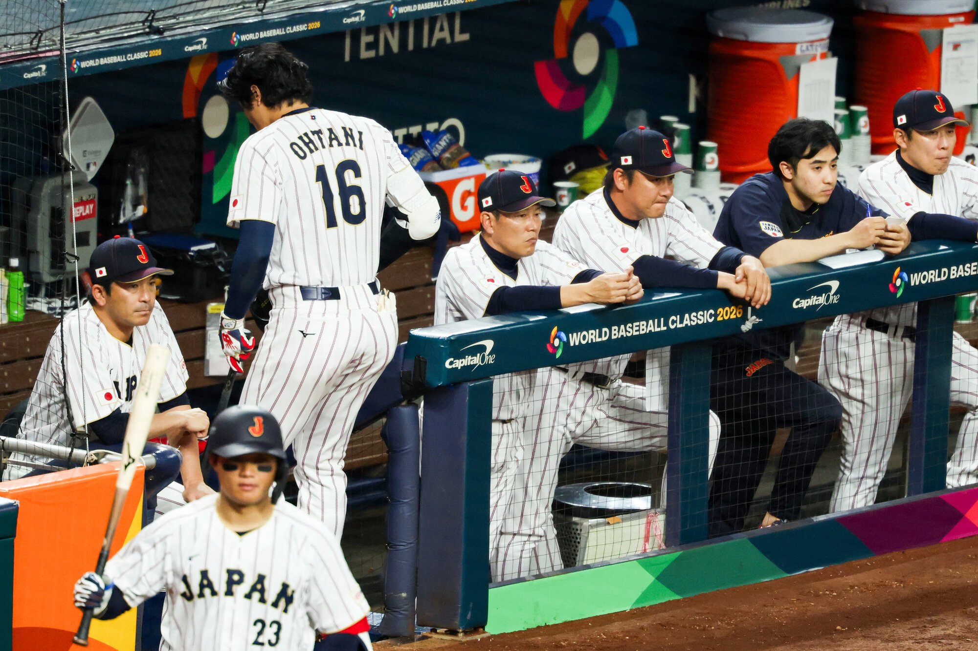 七回裏日本1死、大谷翔平⑯は見逃し三振に倒れベンチに戻る。右から4人目は井端弘和監督=金居達朗撮影