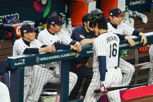 七回裏日本1死、大谷翔平⑯は見逃し三振に倒れベンチに戻る。左端は井端弘和監督=金居達朗撮影