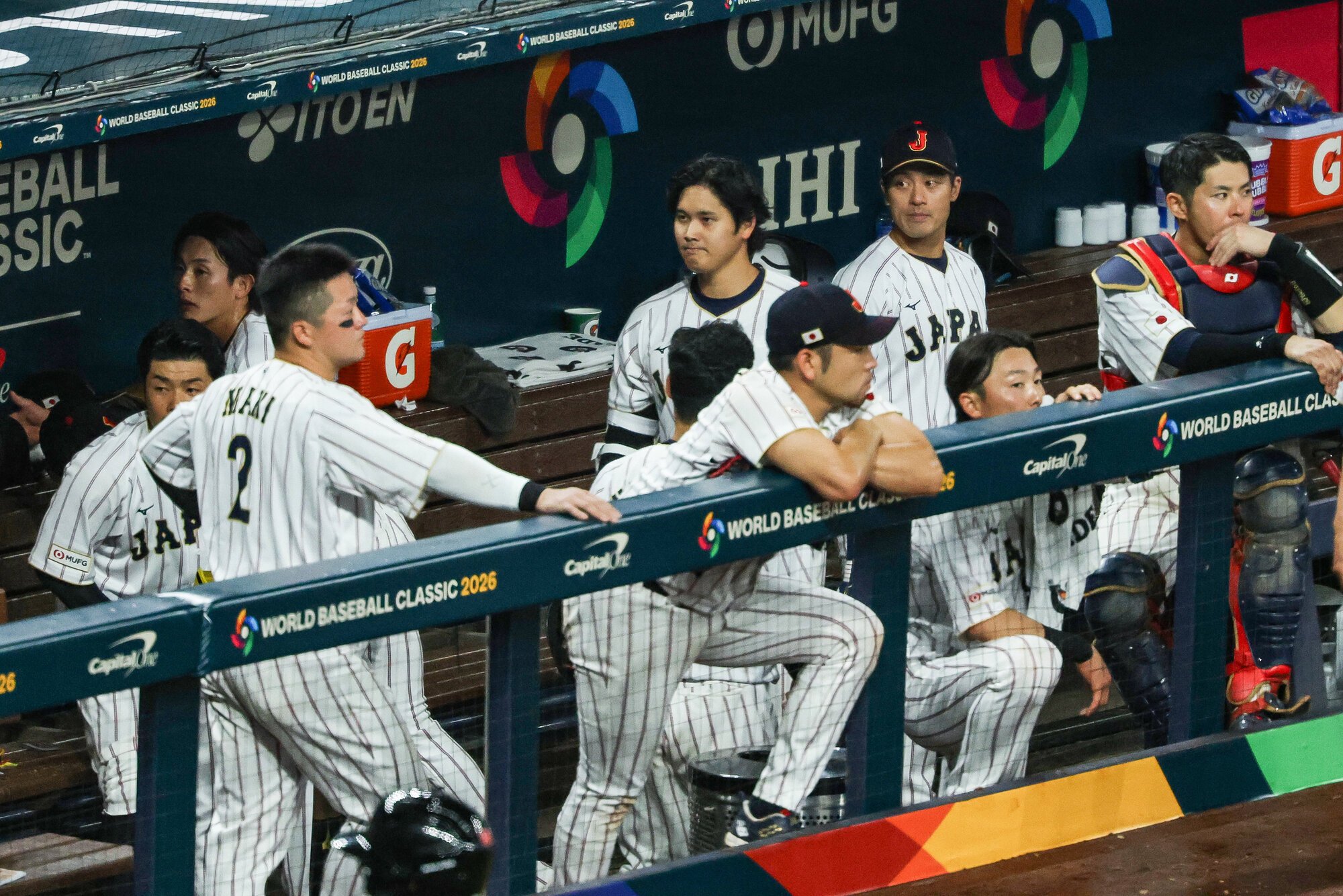 準々決勝でベネズエラに敗れ、厳しい表情を見せる大谷翔平(中央)ら=金居達朗撮影