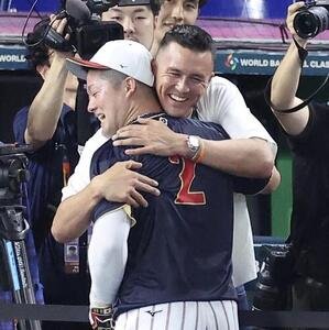 日本対ベネズエラ　試合前、牧(左)とあいさつを交わすヌードバー(撮影･河田真司)