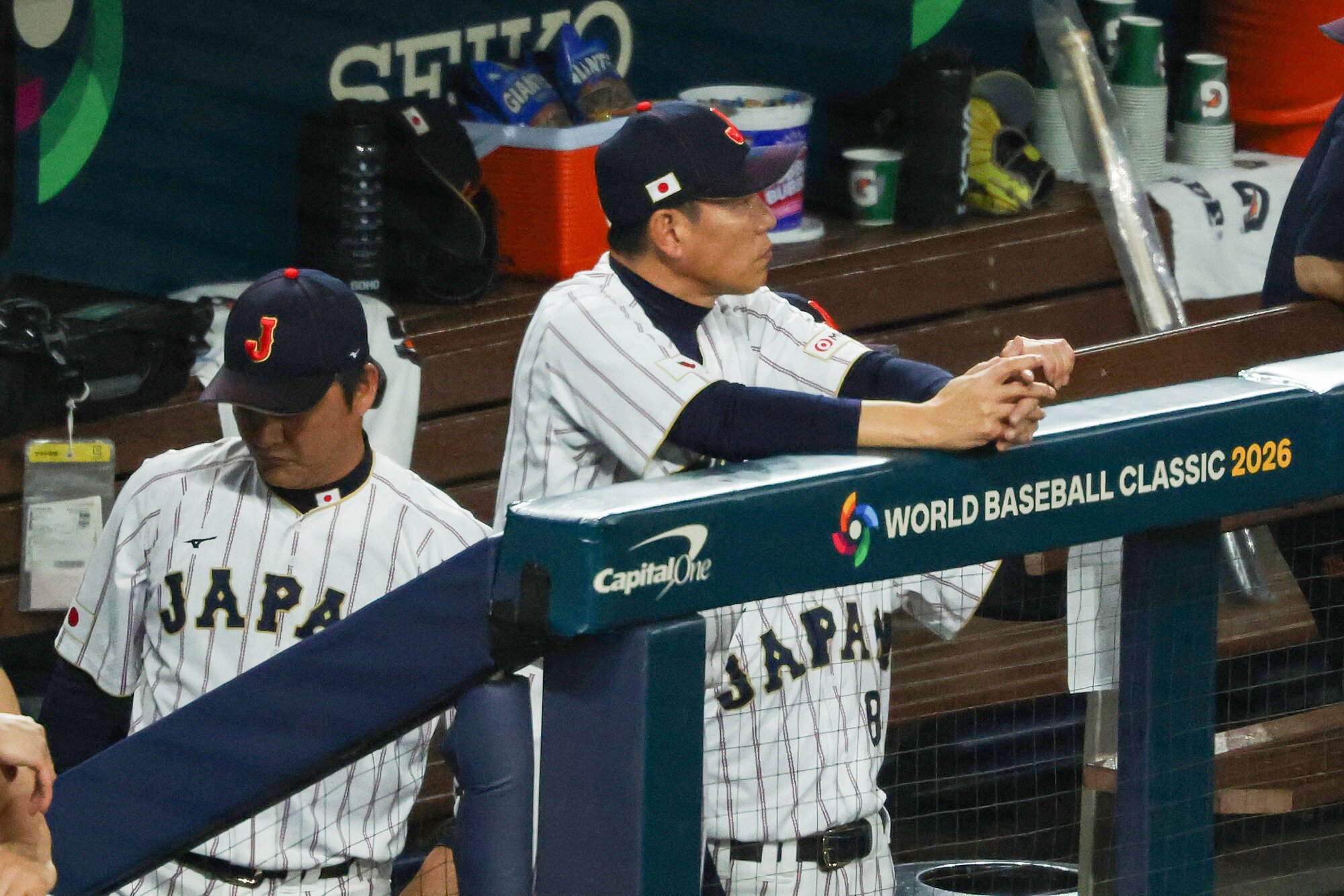 準々決勝でベネズエラに敗れ、ぼうぜんとする井端弘和監督(中央)=金居達朗撮影