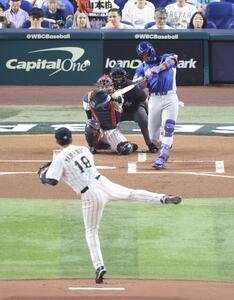 日本対ベネズエラ　1回表ベネズエラ無死、先制ソロ本塁打を放つアクーニャ。投手山本(撮影･河田真司)