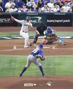 日本対ベネズエラ　2回裏日本1死、空振り三振に倒れる村上。投手R･スアレス(撮影･河田真司)