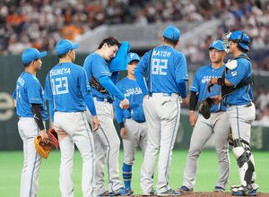 巨人対日本ハム　3回裏巨人2死満塁、汗を拭う有原(中央)(撮影･井上学)