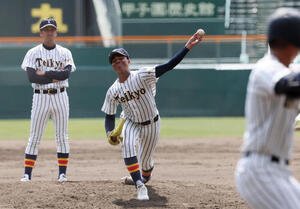 投球練習する帝京･仁礼。左は金田監督(撮影･加藤哉)