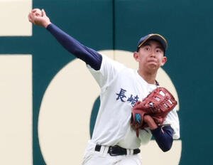 シートノックで捕球しグラブを持ち替えて返球する長崎西･平木(撮影･加藤哉)