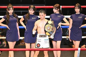 防衛に成功しベルトを肩にかけ記念撮影する松本(撮影･滝沢徹郎)