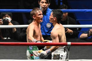 12回を終え健闘をたたえ合う高田(左)と松本(撮影･滝沢徹郎)