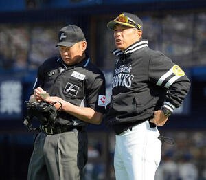 DeNA対ソフトバンク　7回裏、選手の交代を告げるソフトバンク小久保監督(撮影･たえ見朱実)