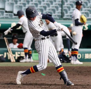 打撃練習する帝京･目代(撮影･加藤哉)