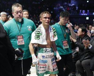 松本に判定で敗れ、引き揚げる高田(撮影･山本朝陽)