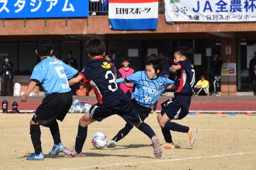 決勝の延長戦で相手DFに囲まれながらシュートを放ち、決勝ゴールを決めた川崎フロンターレの福原暖太(写真右から2人目)