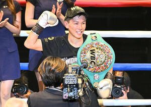 負傷判定勝ちで新チャンピオンとなりベルトを肩に笑顔の岩田(撮影･滝沢徹郎)