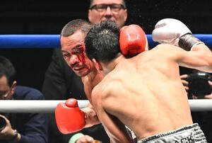 7回、流血するノックアウト(後方)(撮影･滝沢徹郎)
