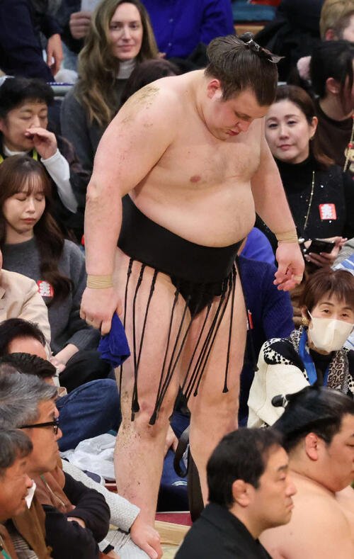 3勝5敗となった安青錦は土俵に一礼して引き揚げる(撮影･西尾就之)