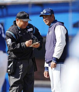 ロッテ対西武　選手交代を告げる西武西口監督(撮影･小沢裕)