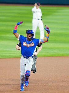 日本対ベネズエラ　1回表ベネズエラ無死、先制本塁打を放ち盛り上がるアクーニャ(撮影･垰建太)