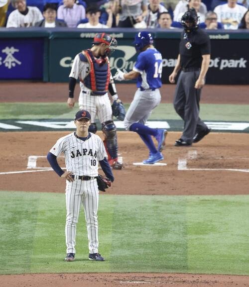 日本対ベネズエラ　2回表ベネズエラ無死二塁、トーレスに適時二塁打を浴びる山本(撮影･河田真司)