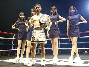 判定勝ちし、記念撮影に納まる松本(中央)(撮影･山本朝陽)