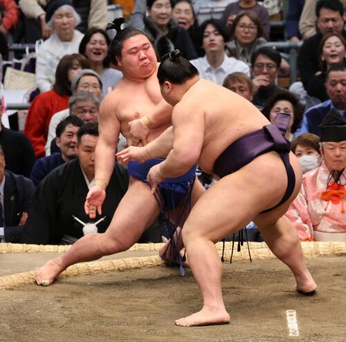 義ノ富士は一気の押し出しで藤ノ川を下した(撮影･西尾就之)