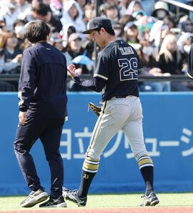 ヤクルト対オリックス　2回裏ヤクルト2死一、二塁、橋本に左2点適時二塁打を浴び手を確認しながら1度ベンチに下がる田嶋(撮影･宮地輝)