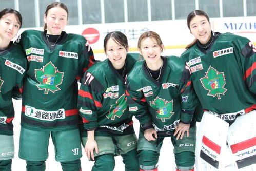 試合後記念撮影する道路建設ペリグリンの輪島(右から2人目)ら