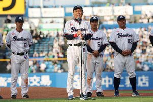 ヤクルト対オリックス　出陣式セレモニーであいさつするヤクルト池山監督(撮影･宮地輝)