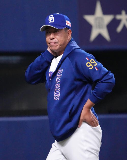 中日対楽天　6回終了、選手交代を告げる井上監督(撮影･森本幸一)