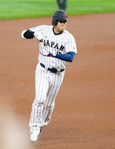 日本対ベネズエラ　1回裏日本無死、ソロ本塁打を放ち｢お茶たてポーズ｣を披露する大谷(撮影･垰建太)